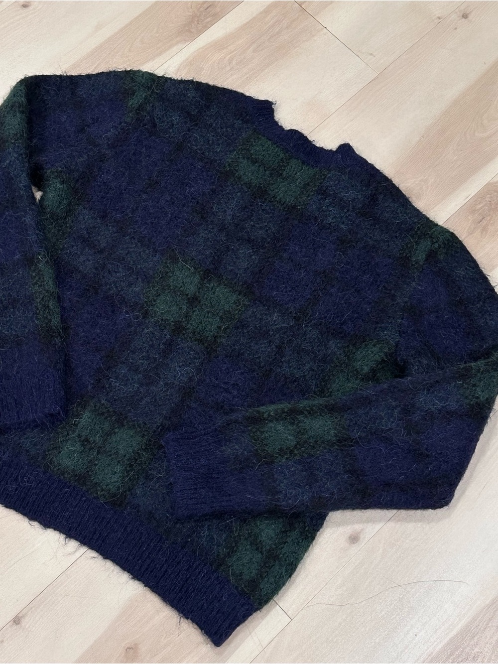 Gap Plaid V-Neck Sweater Blue Plaid Sz M soft, fuzzy texture preppy - Picture 9 of 11